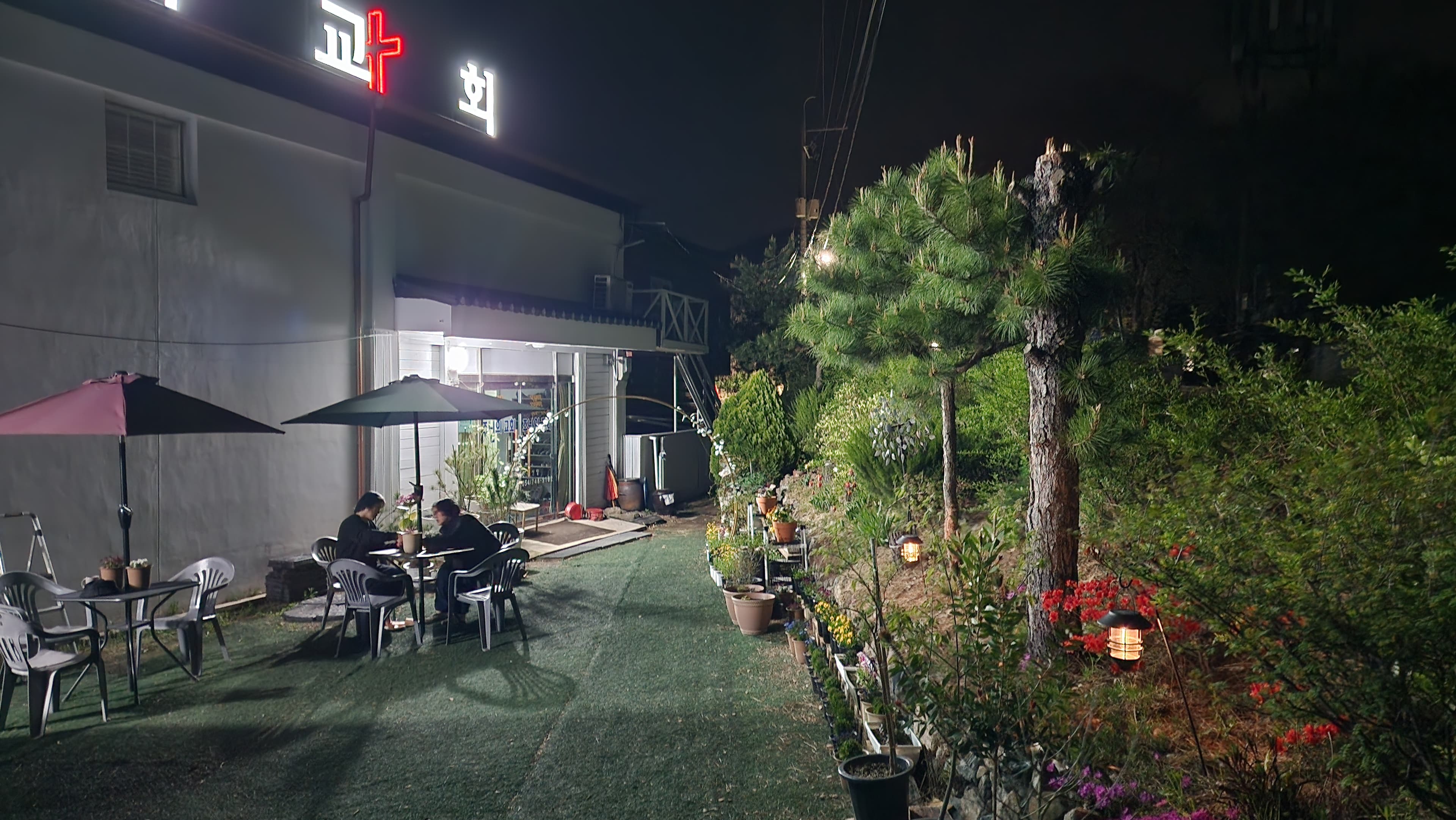 주님의교회 예배당 전경 - 아름다운 산속에 위치한 교회 건물